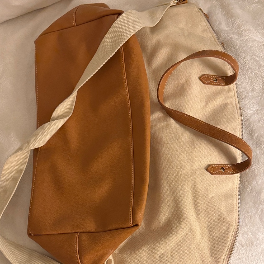๐Old Navy Beige and Tan Travel Bag with adjustable straps - Picture 10 of 10